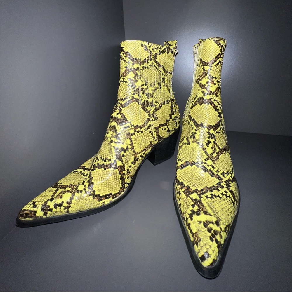 Snakeskin boots, color yellow and black, size 9.